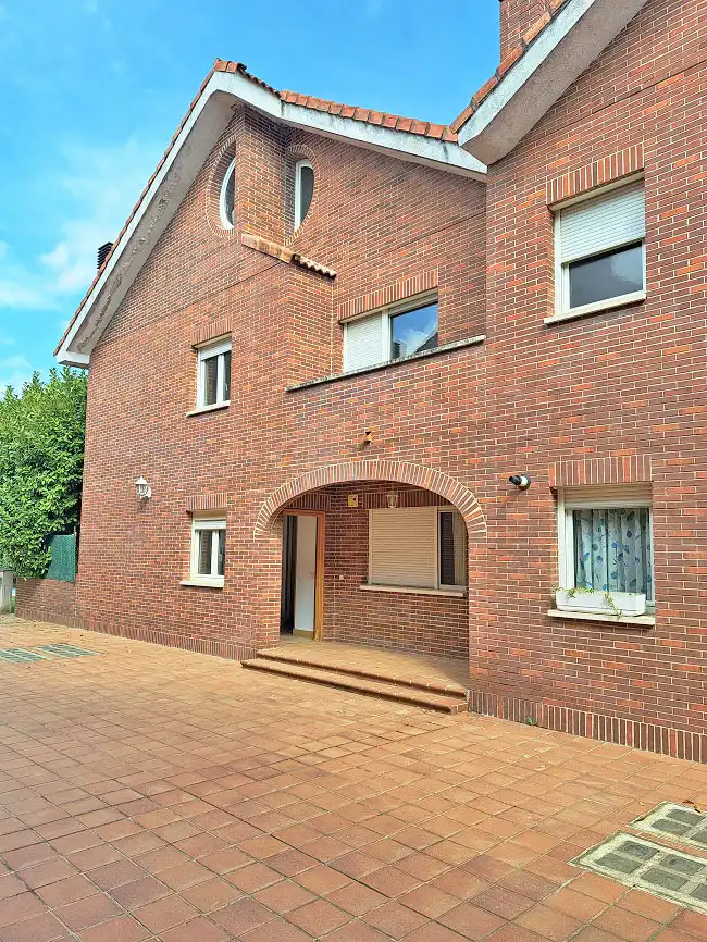 Vista exterior de Casa adosada en venta en Torrelodones con Calefacción, Jardín privado y Parquet