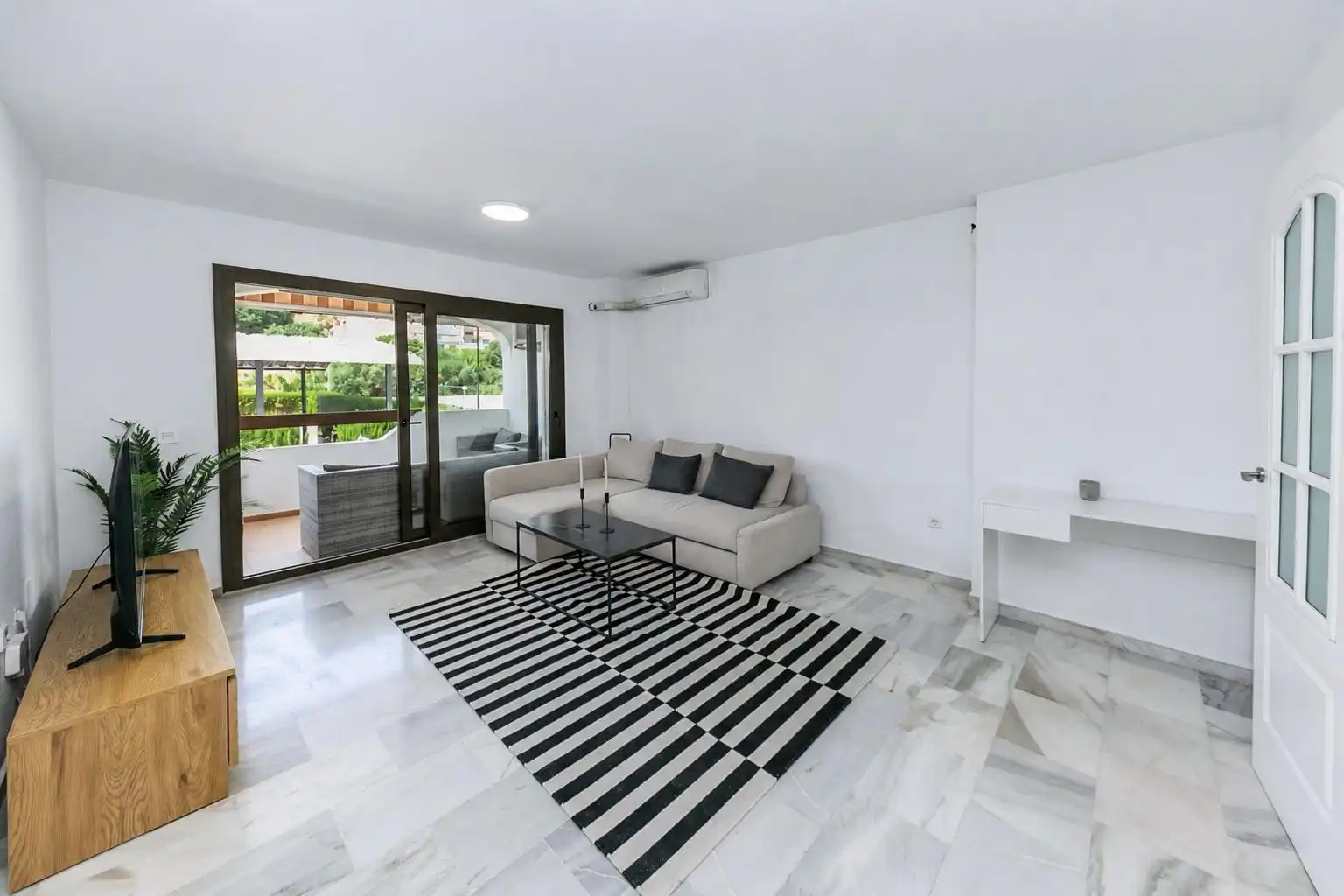 Sala de estar de Apartamento en venta en Fuengirola con Aire acondicionado, Terraza y Balcón