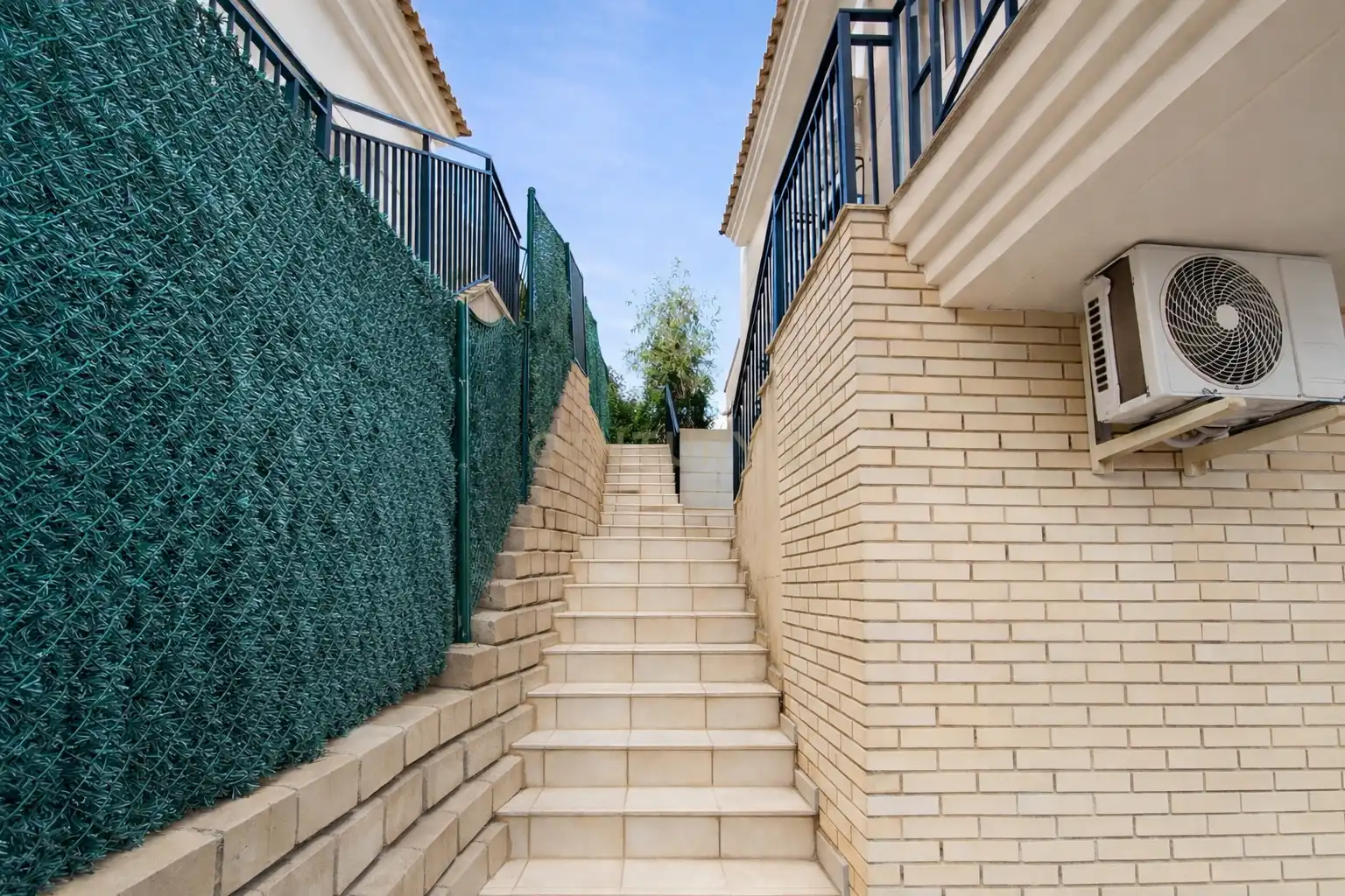 Vista exterior de Casa adosada en venta en La Nucia con Aire acondicionado, Trastero y Horno