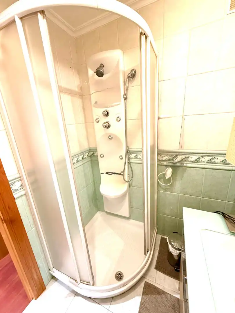 Baño de Piso en venta en Oviedo  con Calefacción, Parquet y Terraza