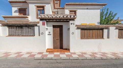 Impresionante chalet dividido en dos viviendas con piscina y zona ajardinadas !! Cullar Vega, en la exclusiva urbanización El Vent