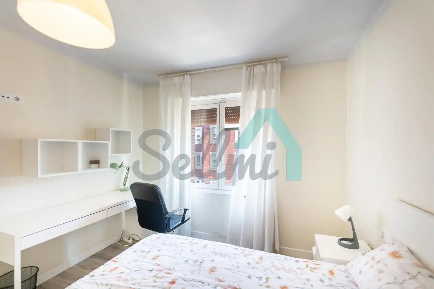 Habitación de Piso para compartir en Oviedo  con Calefacción y Amueblado