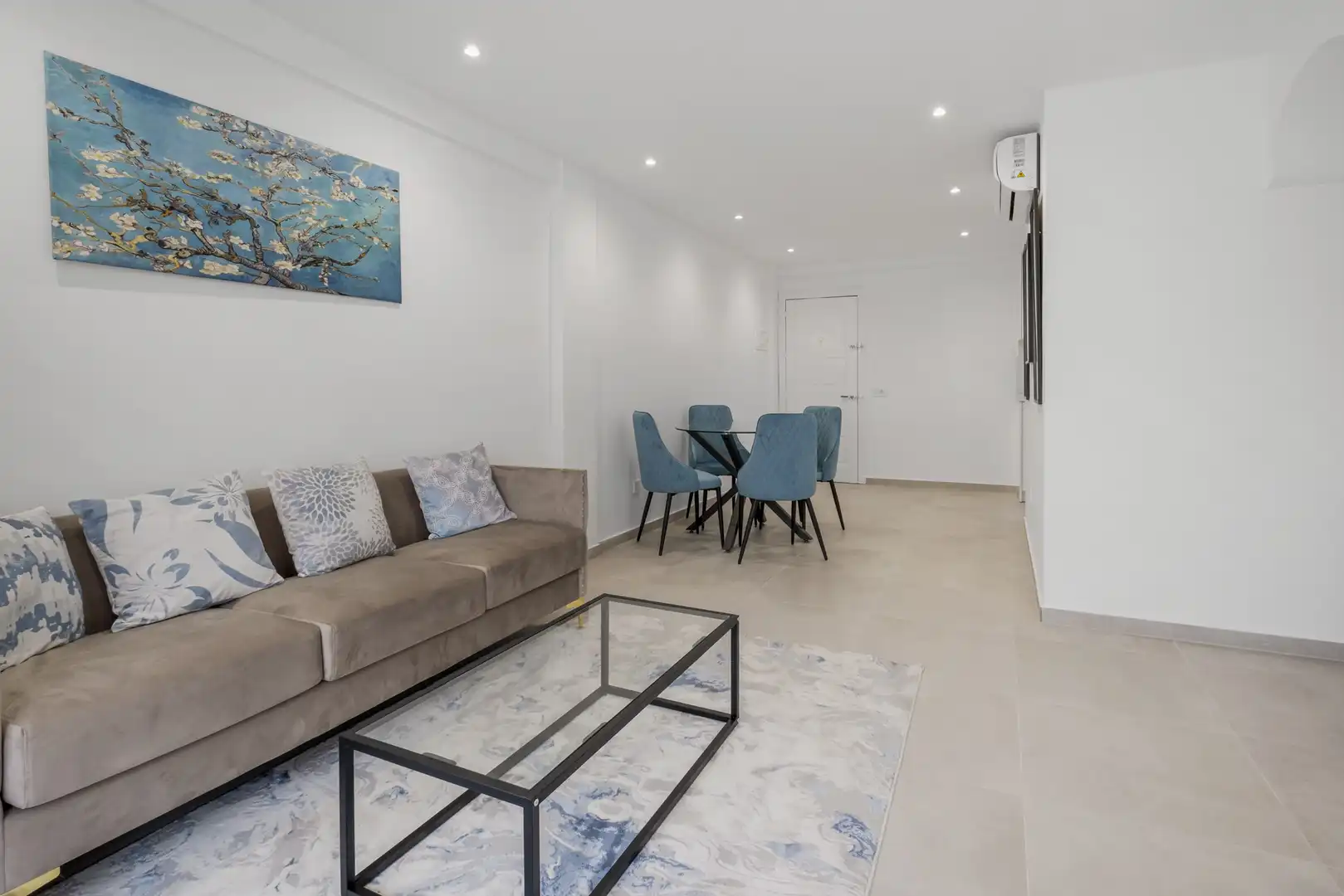 Sala de estar de Apartamento en venta en Estepona con Aire acondicionado, Terraza y Amueblado