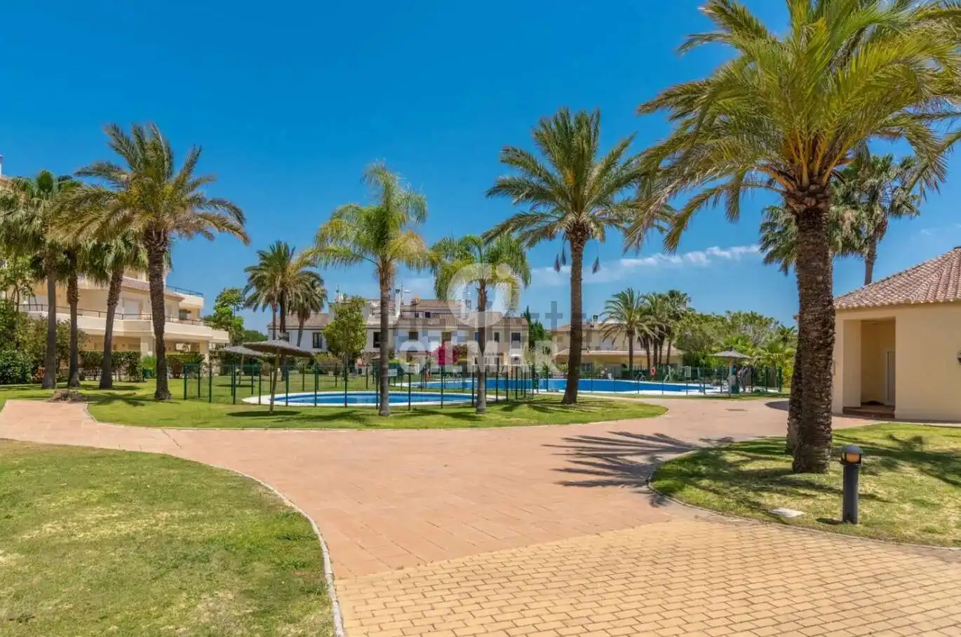 Vista exterior de Dúplex en venda en Sotogrande amb Calefacció, Traster i Piscina