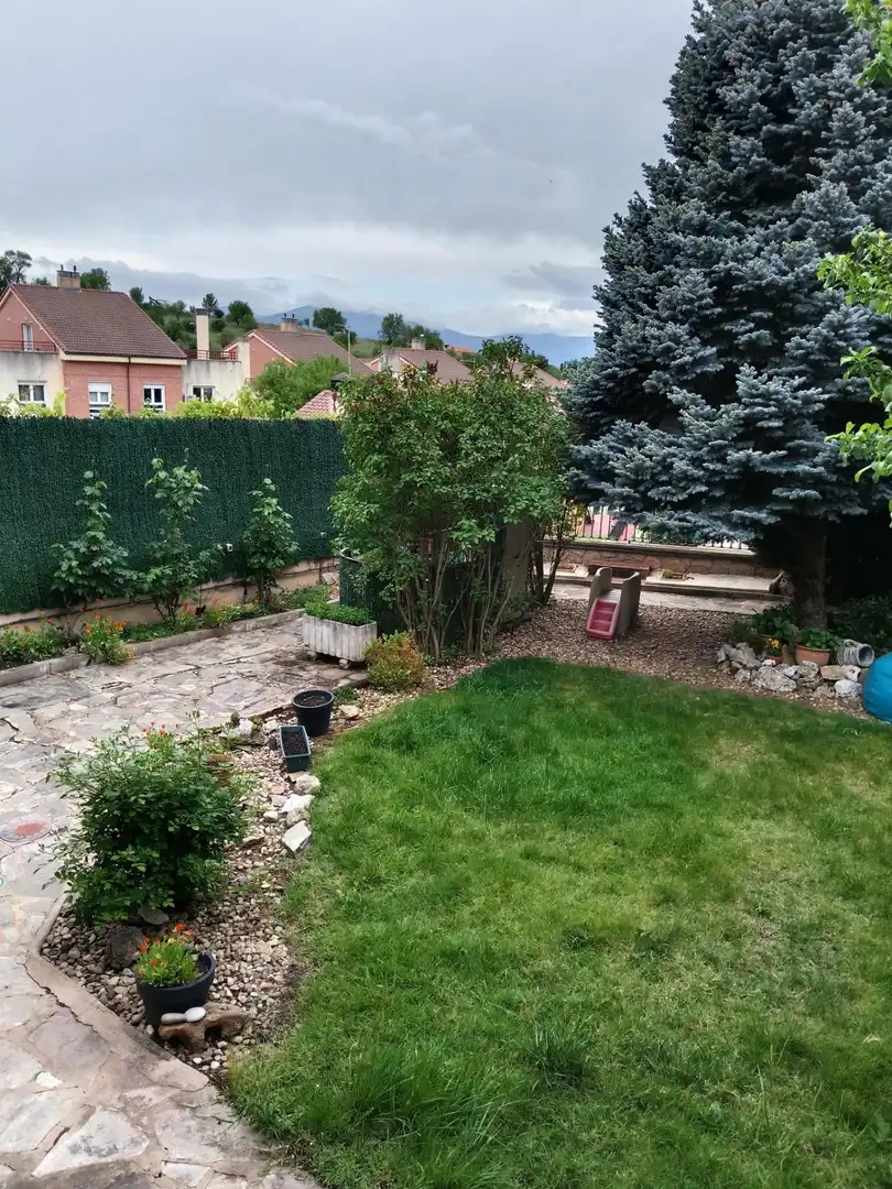 Jardín de Casa adosada en venta en La Lastrilla  con Aire acondicionado, Calefacción y Jardín privado