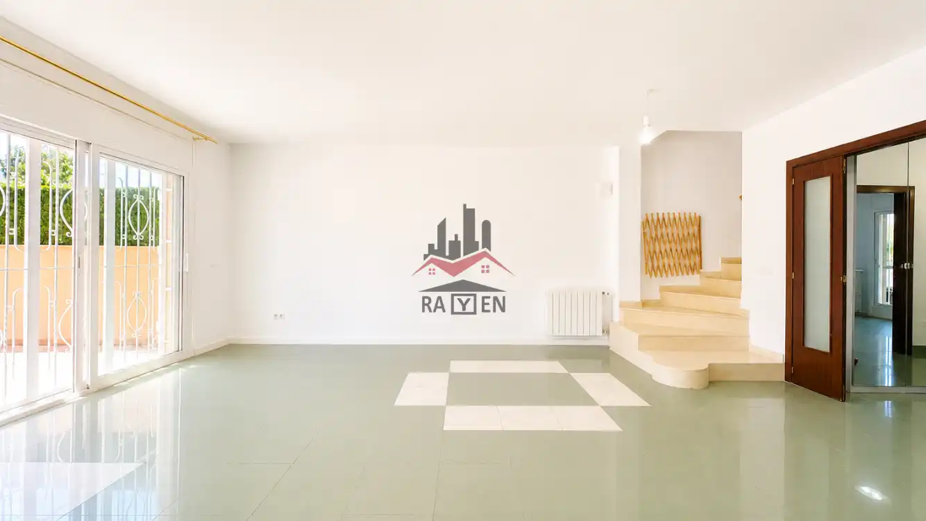 Casa adosada en venta en Figueres con Calefacción