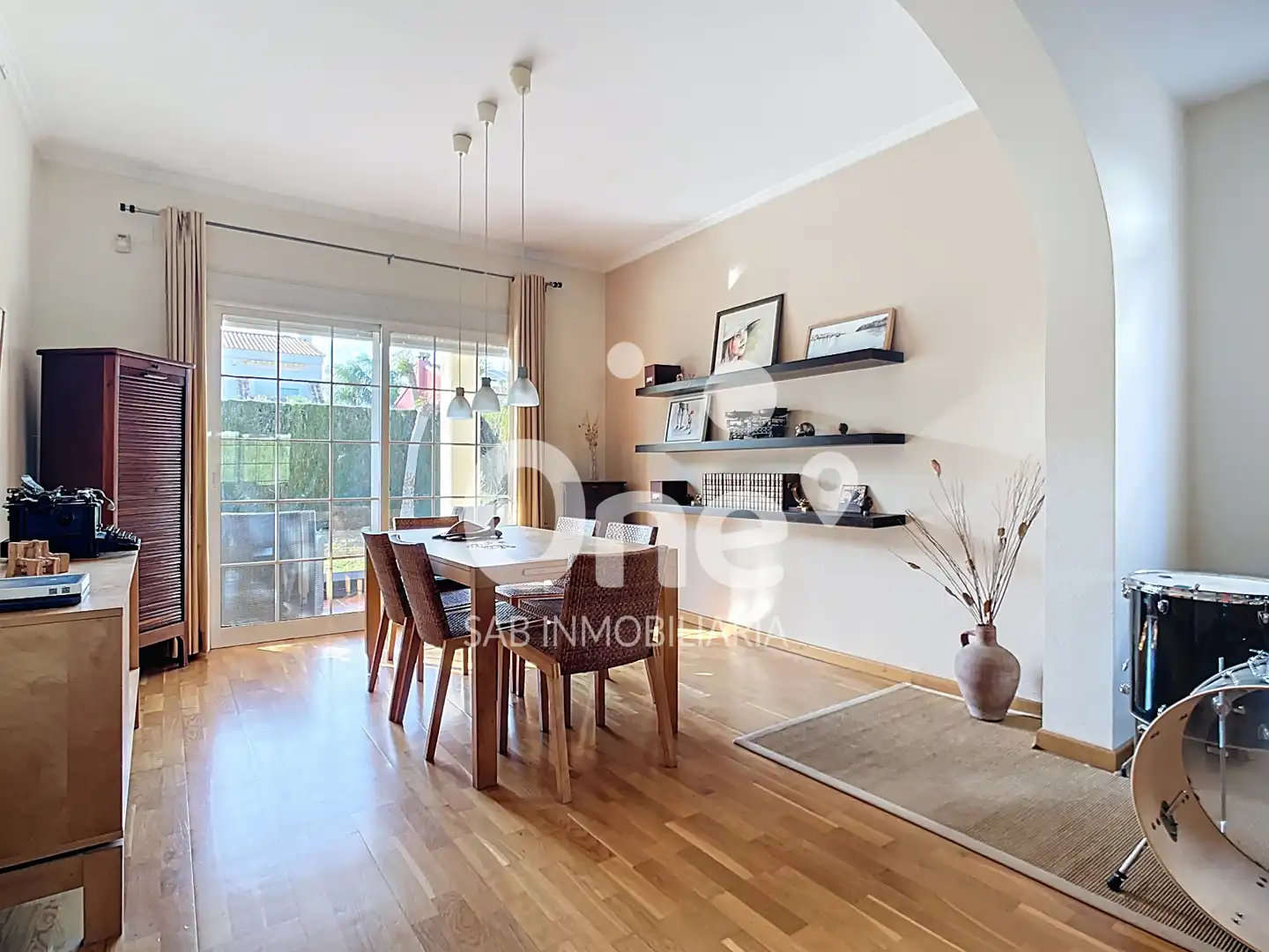 Vista exterior de Casa o xalet de lloguer en San Antonio de Benagéber amb Calefacció, Jardí privat i Parquet