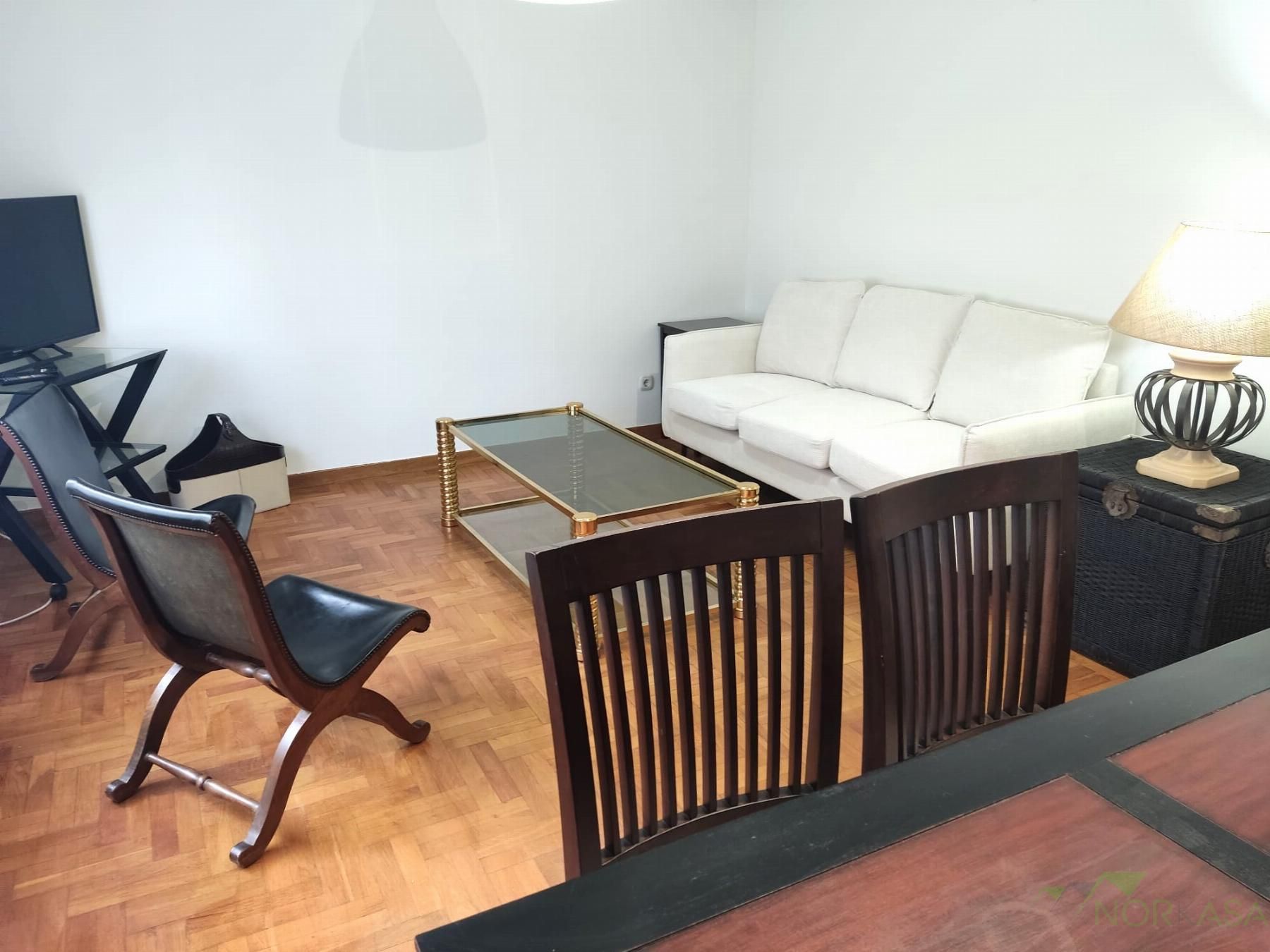 Sala de estar de Piso de alquiler en Oviedo  con Calefacción, Parquet y Trastero