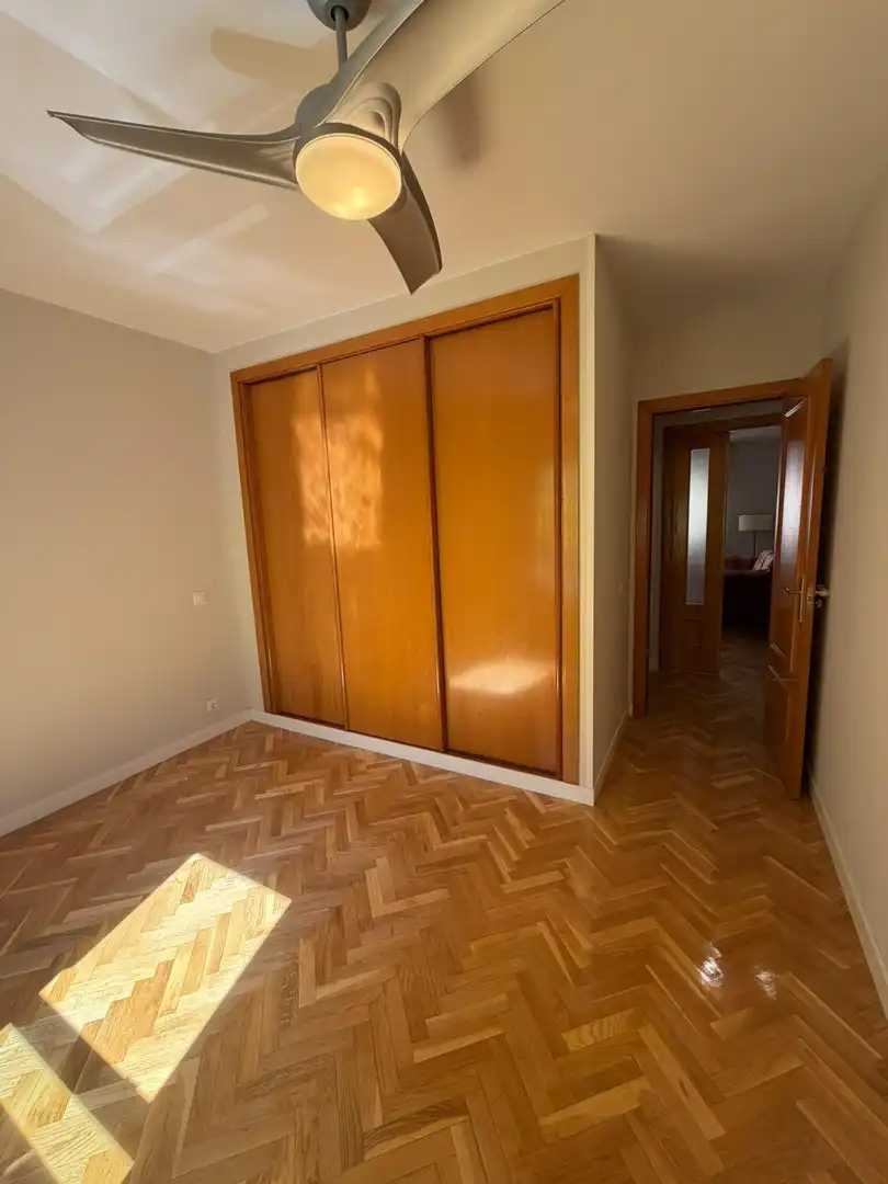 Schlafzimmer von Wohnung zur Miete in Madrid mit Heizung, Privatgarten und Parkett