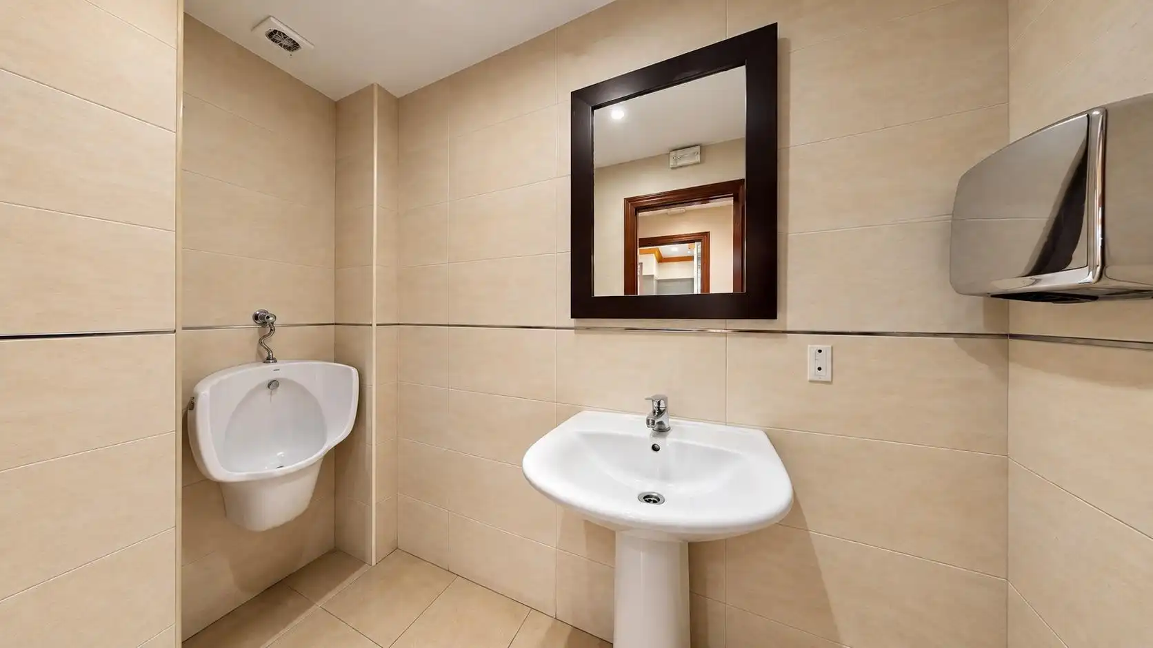 Baño de Local en venta en Granada con Aire acondicionado y Amueblado