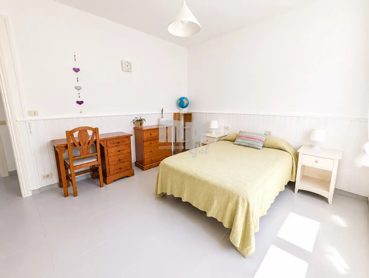 Dormitori de Casa o xalet en venda en Cangas  amb Calefacció, Jardí privat i Parquet