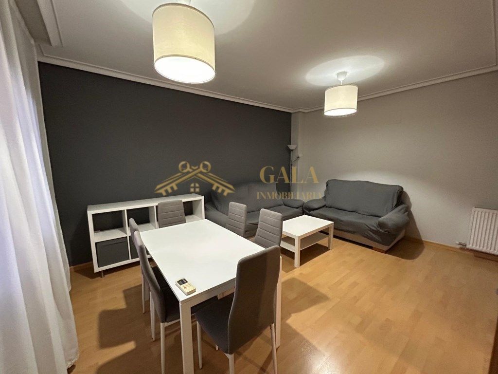 Sala d'estar de Casa adosada en venda en Cáceres Capital amb Aire condicionat, Terrassa i Moblat