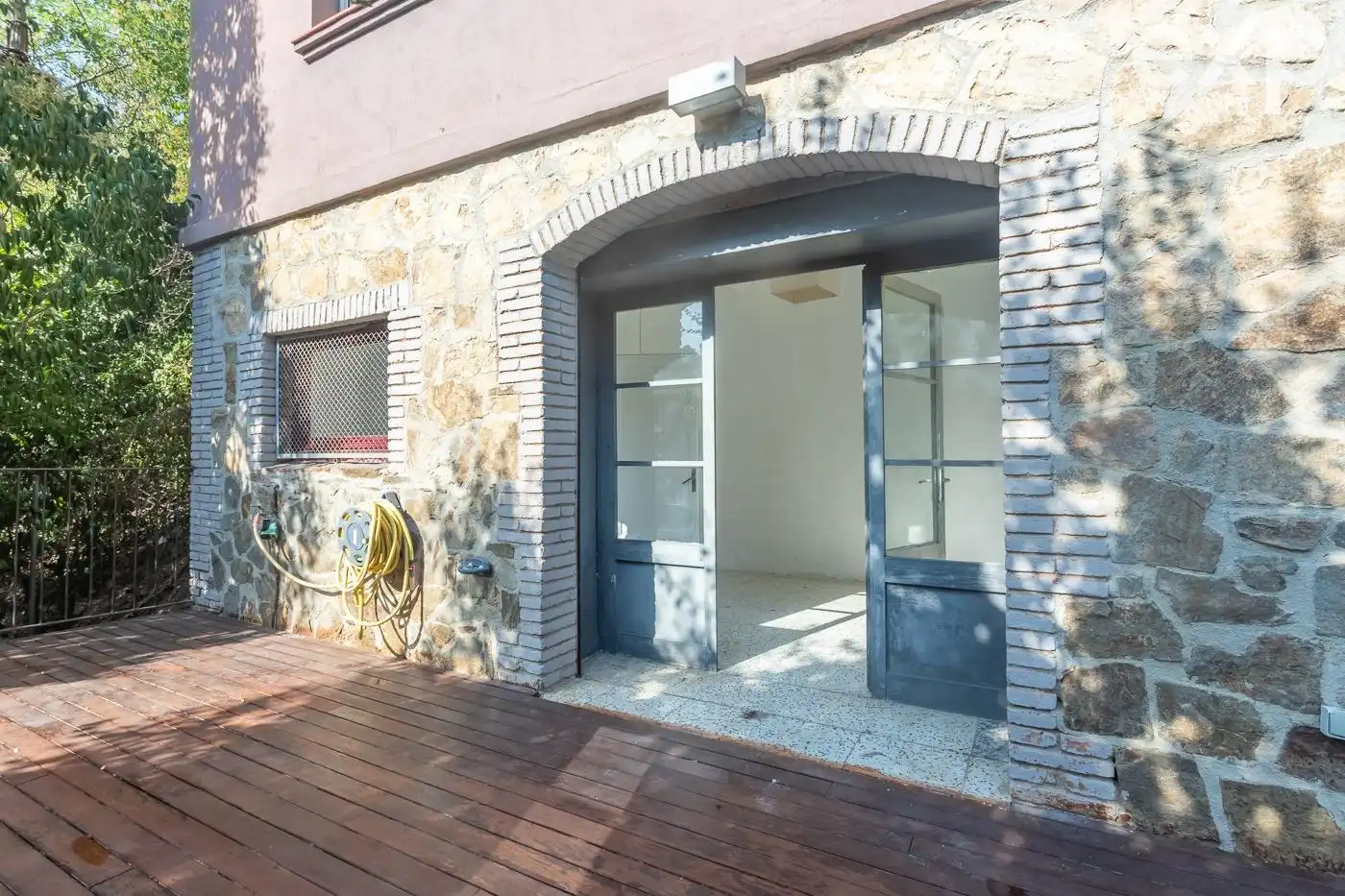 Vista exterior de Casa o chalet en venta en Barcelona con Parquet y Terraza