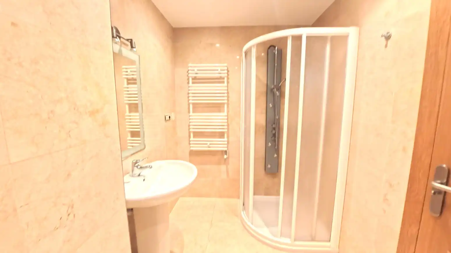 Baño de Piso de alquiler en  Logroño con Aire acondicionado, Calefacción y Jardín privado