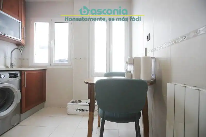 Habitación de Piso en venta en Basauri  con Amueblado y Balcón
