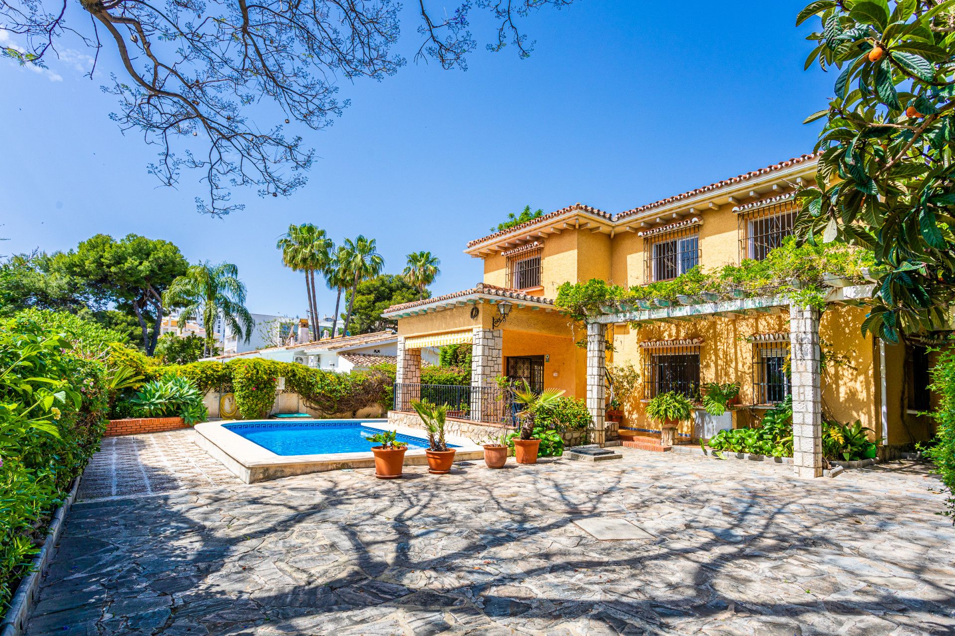 Vista exterior de Casa o xalet en venda en Benalmádena amb Jardí privat, Terrassa i Piscina