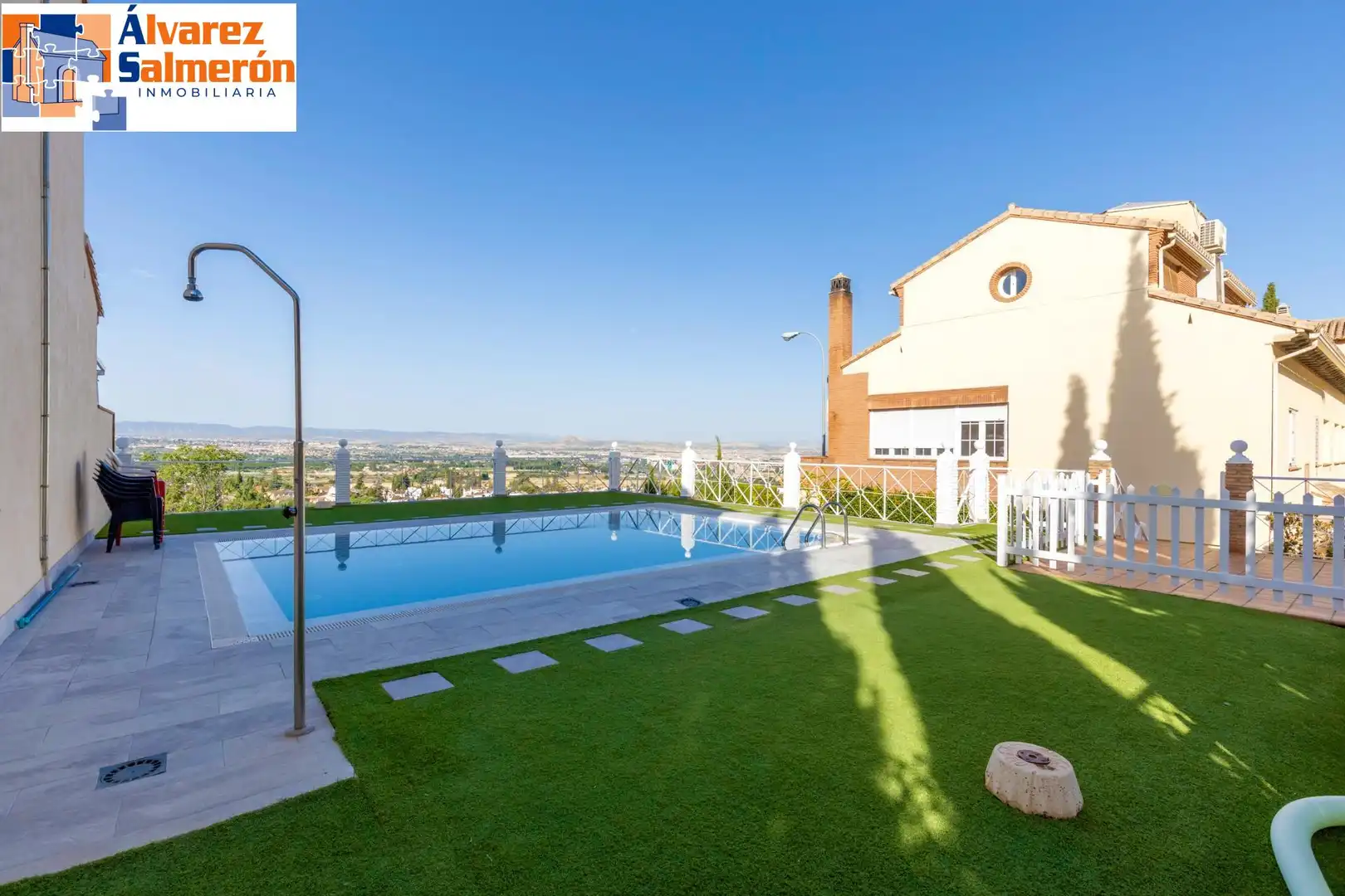 Piscina de Casa adosada en venda en Granada amb Aire condicionat, Calefacció i Terrassa