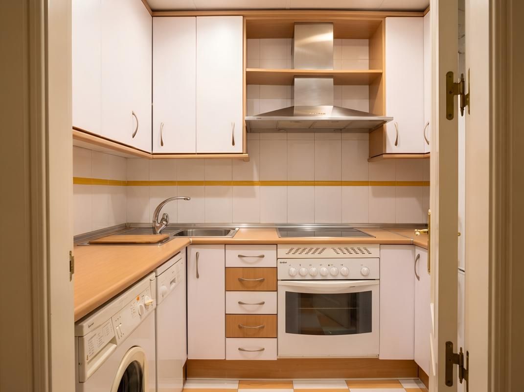 Cocina de Piso en venta en  Madrid Capital con Calefacción, Jardín privado y Piscina