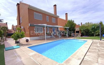 Vista exterior de Casa o xalet en venda en Rivas-Vaciamadrid amb Aire condicionat, Terrassa i Piscina