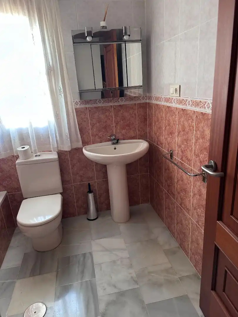 Baño de Piso de alquiler en Estepona con Aire acondicionado, Terraza y Balcón