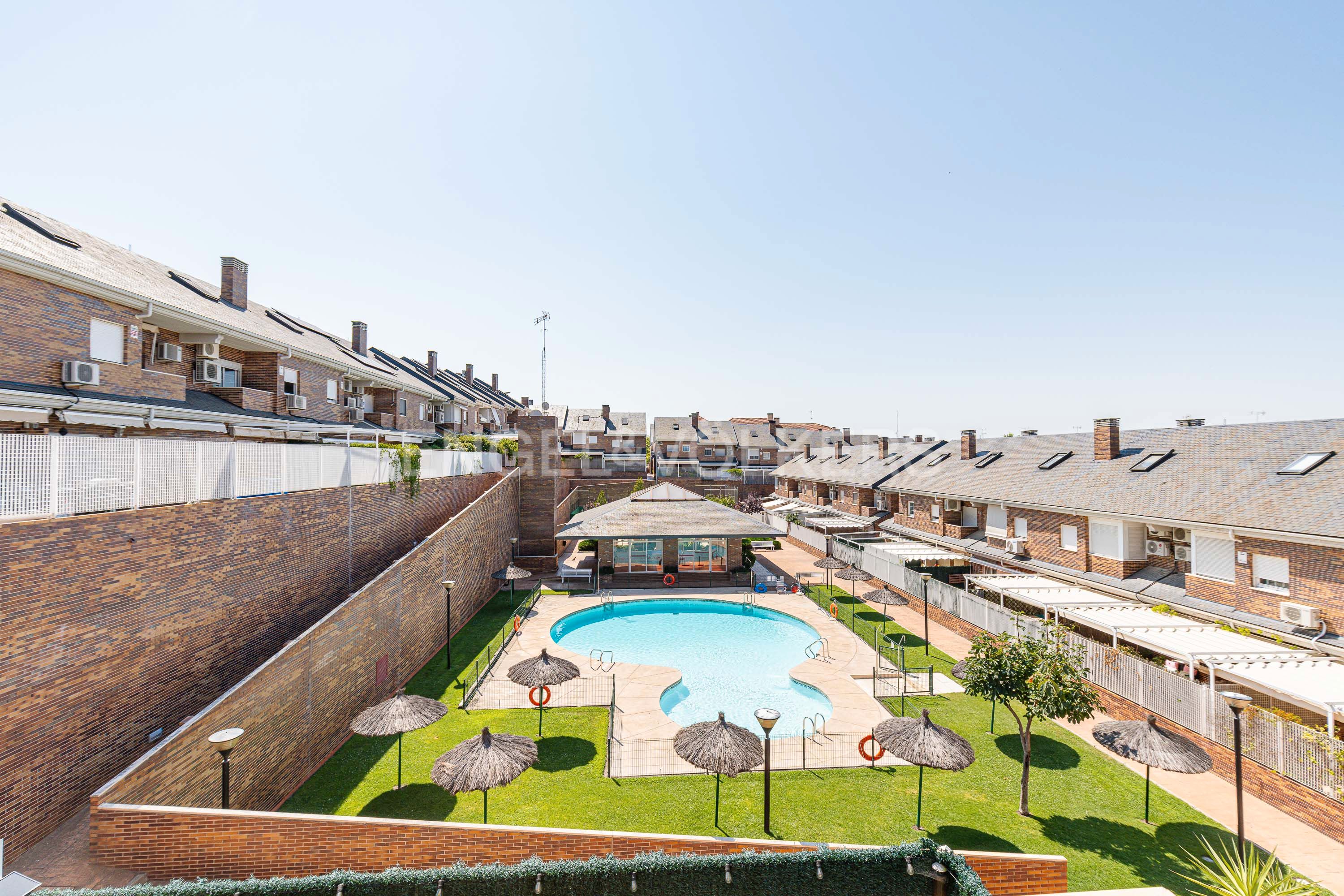 Vista exterior de Casa o chalet en venta en Villanueva del Pardillo con Aire acondicionado, Calefacción y Jardín privado