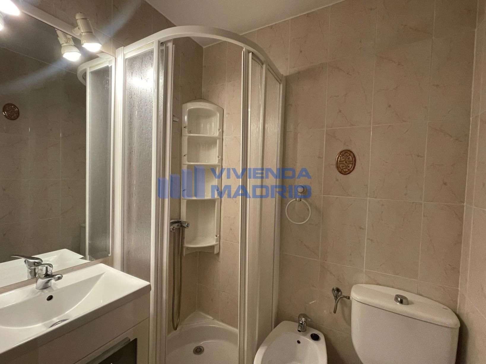 Bathroom of Flat for sale in  Madrid Capital  with Air Conditioner and Heating