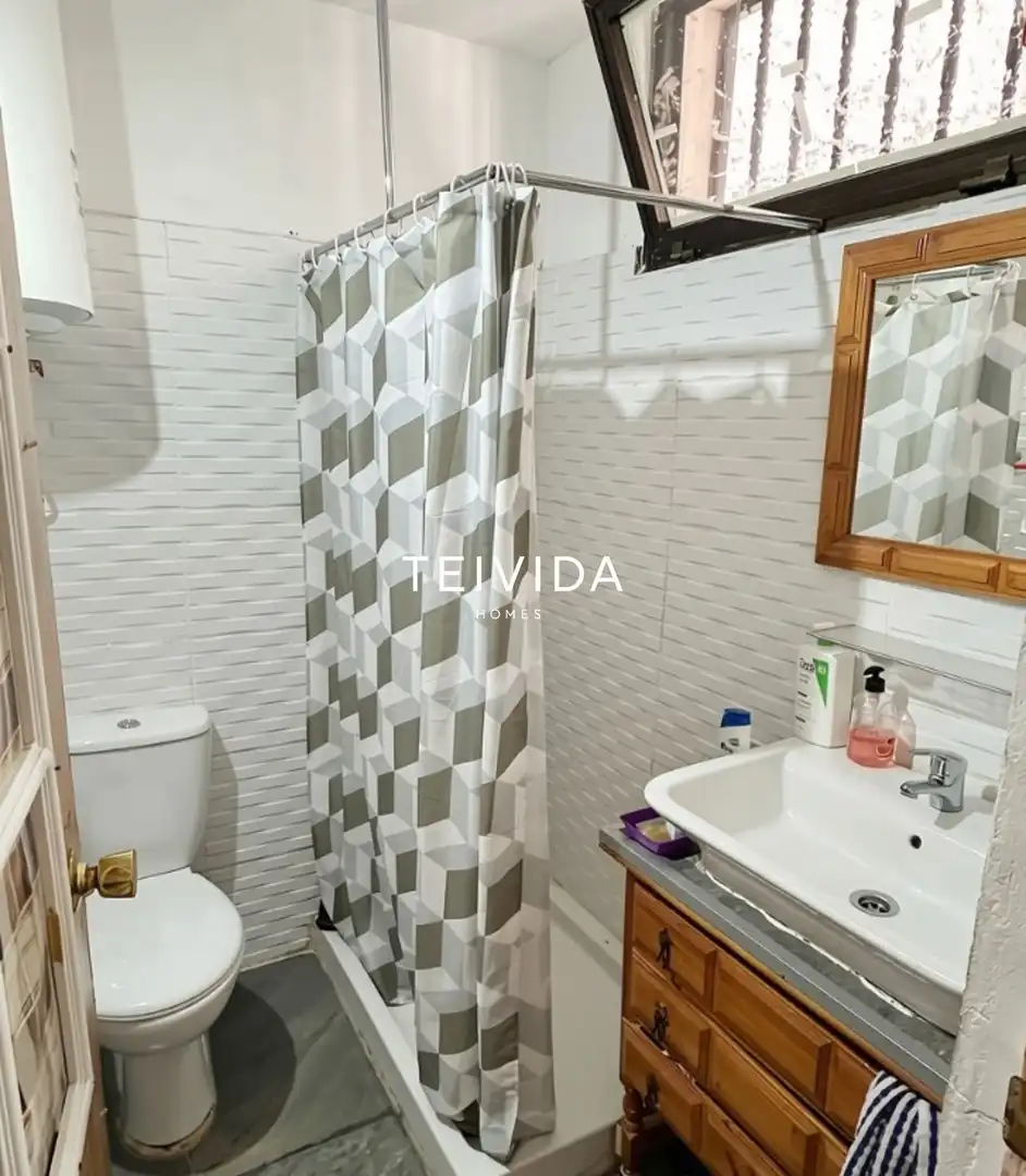 Baño de Piso en venta en Arona con Piscina, Amueblado y Horno