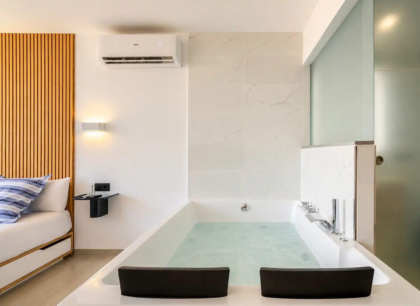 Bathroom of Study for sale in Empuriabrava  with Air Conditioner and Jacuzzi