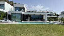 Vista exterior de Casa o xalet en venda en Marbella amb Aire condicionat, Terrassa i Piscina