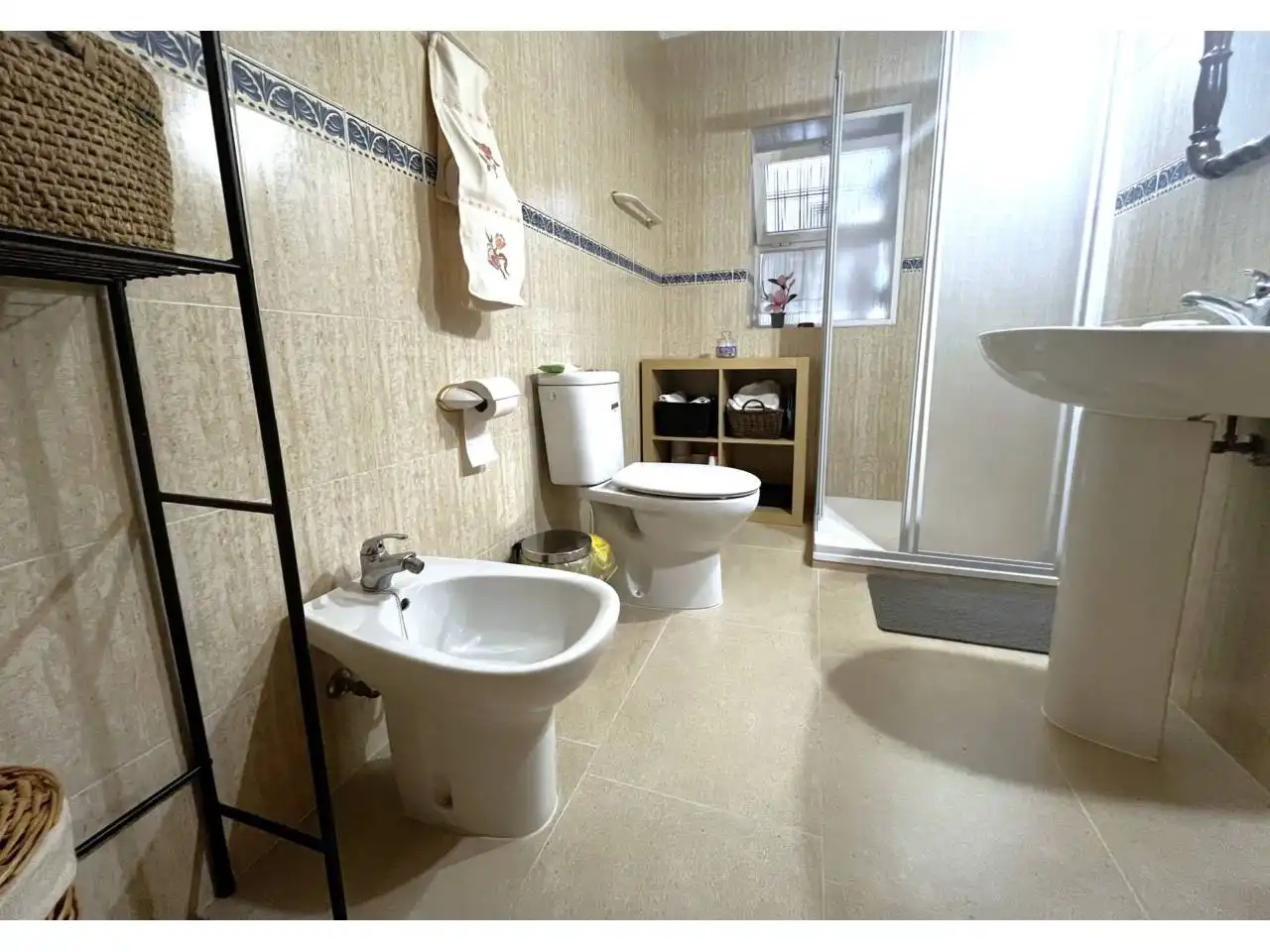 Baño de Casa o chalet en venta en Valverde del Camino con Jardín privado, Terraza y Amueblado