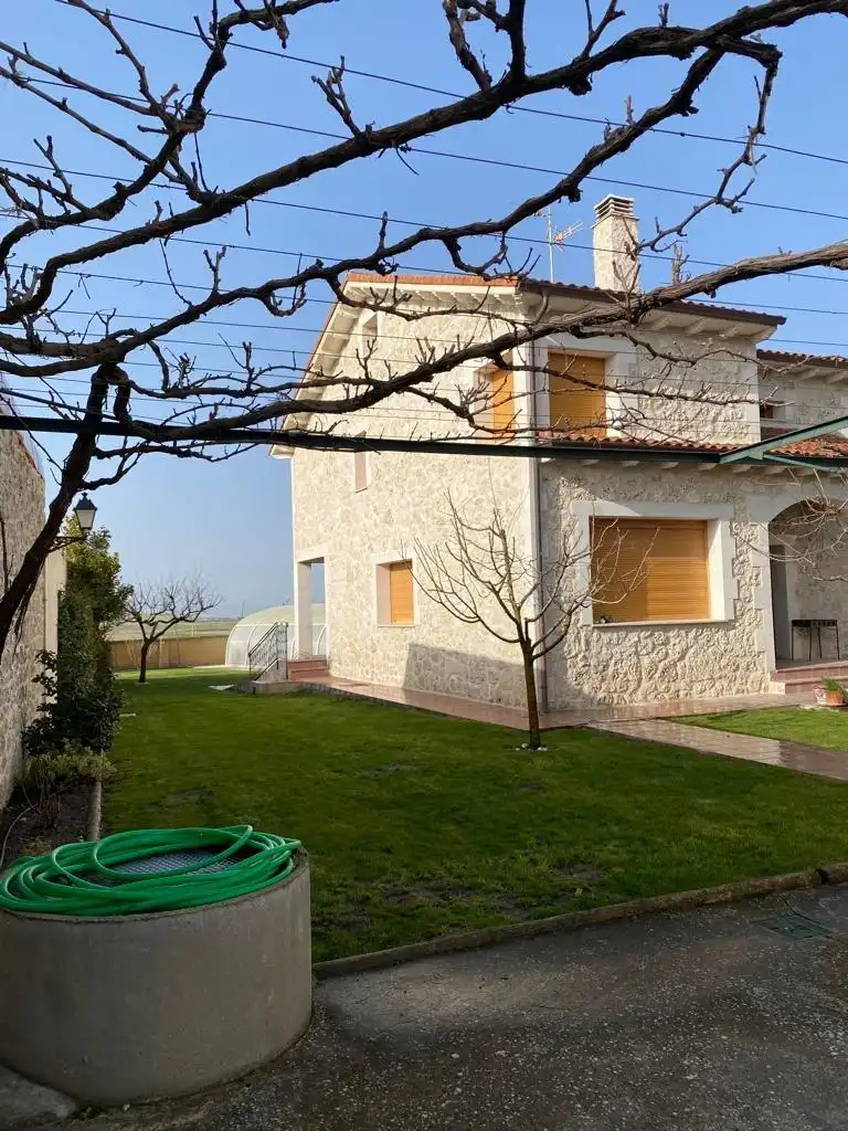 Vista exterior de Casa o chalet en venta en Cozuelos de Fuentidueña con Calefacción, Jardín privado y Piscina