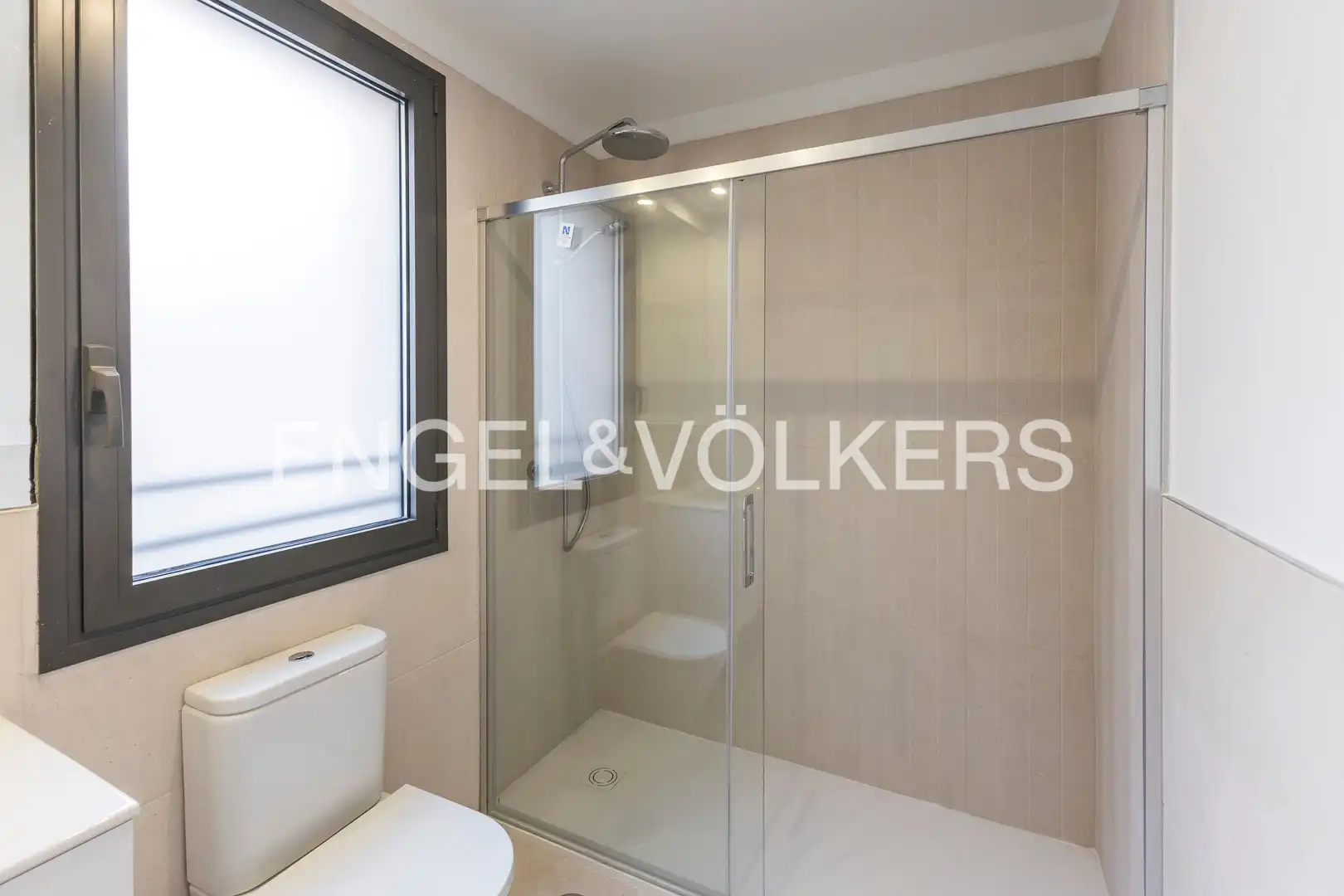 Baño de Piso de alquiler en Madrid con Aire acondicionado, Calefacción y Jardín privado