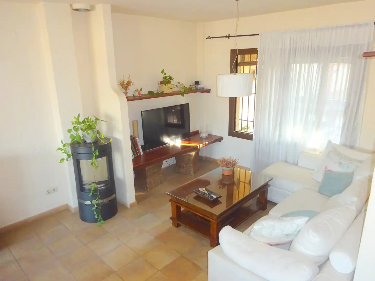 Sala d'estar de Casa adosada en venda en Alhaurín de la Torre amb Aire condicionat, Jardí privat i Terrassa