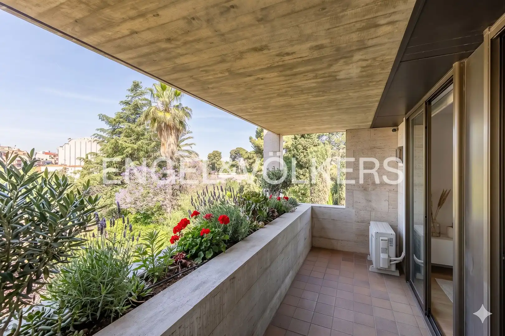 Vista exterior de Casa o xalet de lloguer en Esplugues de Llobregat amb Aire condicionat, Calefacció i Jardí privat