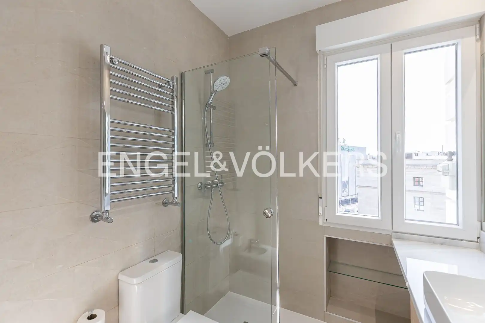Bathroom of Flat for rent in Madrid  with Air Conditioner and Heating