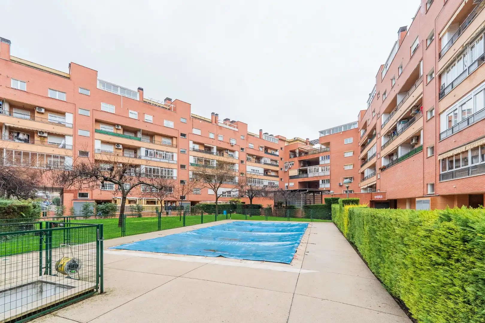 Vista exterior de Àtic en venda en Parla amb Aire condicionat, Calefacció i Jardí privat