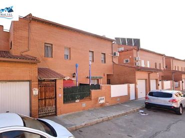Casa con jardín en venta en Calle del Segovia