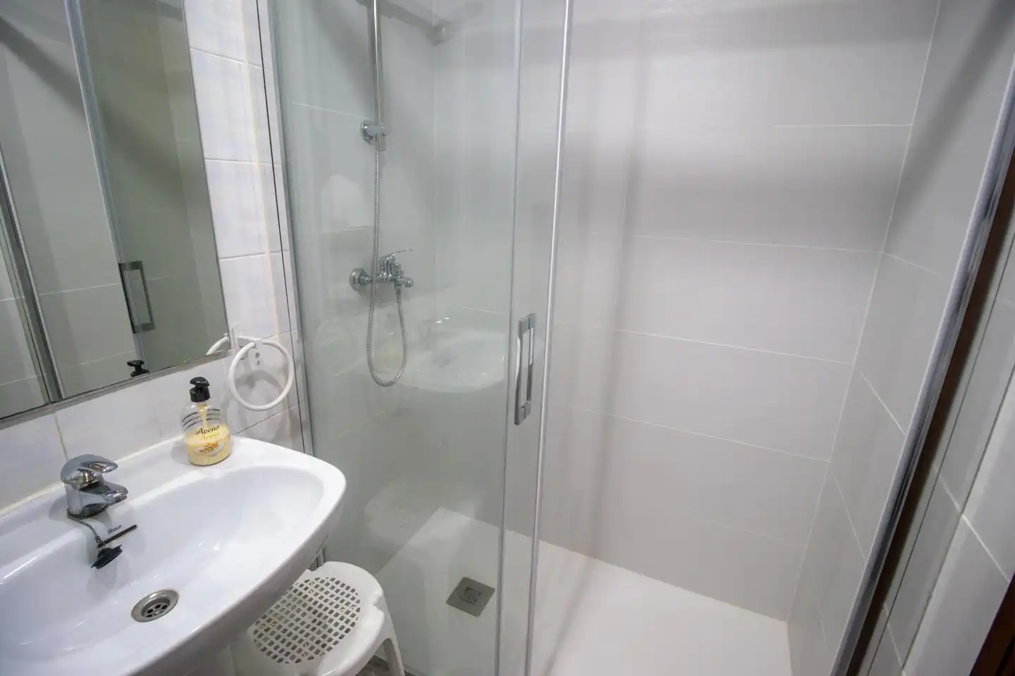 Bathroom of Flat for share in Valencia  with Air Conditioner and Furnished