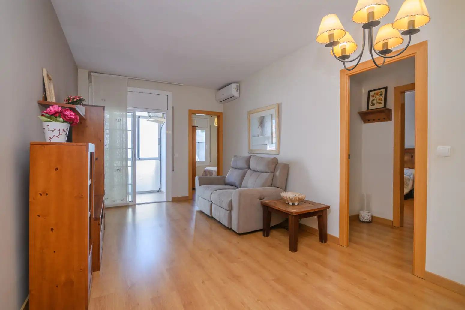 Sala de estar de Piso en venta en Sant Boi de Llobregat con Aire acondicionado, Calefacción y Parquet