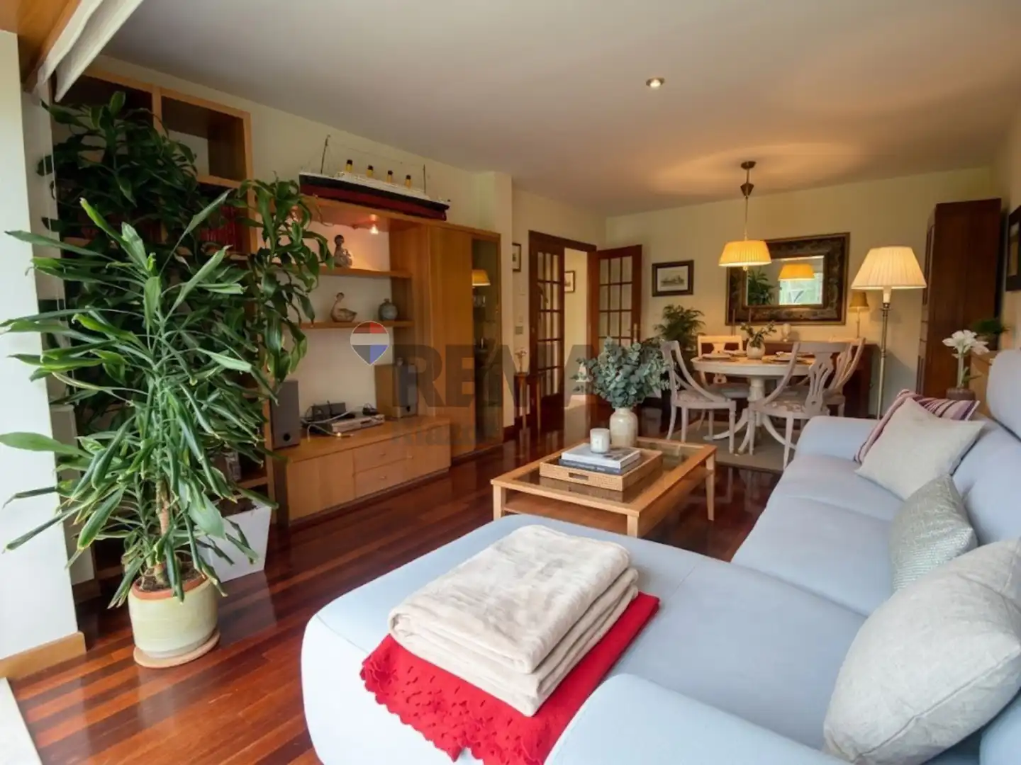 Wohnzimmer von Einfamilien-Reihenhaus zum Verkauf in Ames mit Heizung, Privatgarten und Parkett
