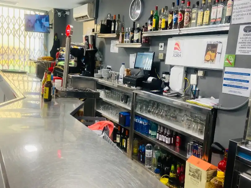Local comercial en traspaso en Av. de Matadepera 38, Galeria Center Local 9 y 10 ( Bar cafeteria) 38