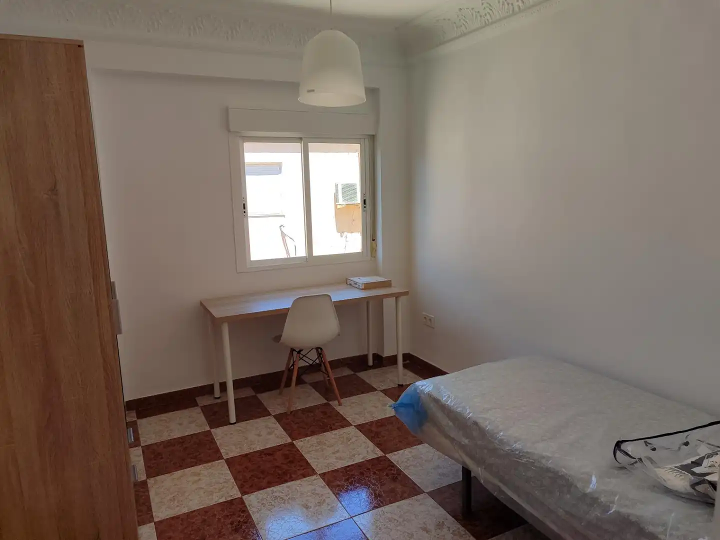 Dormitori de Pis de lloguer en Granada amb Terrassa, Moblat i Balcó