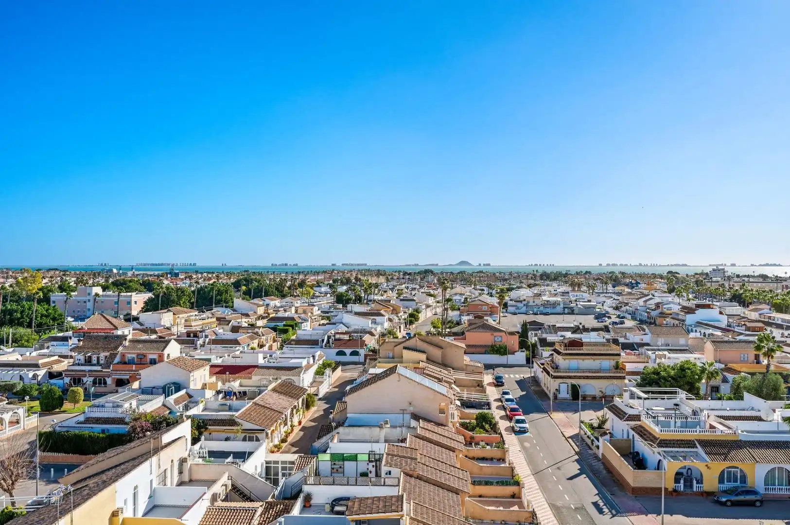 Vista exterior de Dúplex en venda en Los Alcázares amb Aire condicionat, Calefacció i Jardí privat
