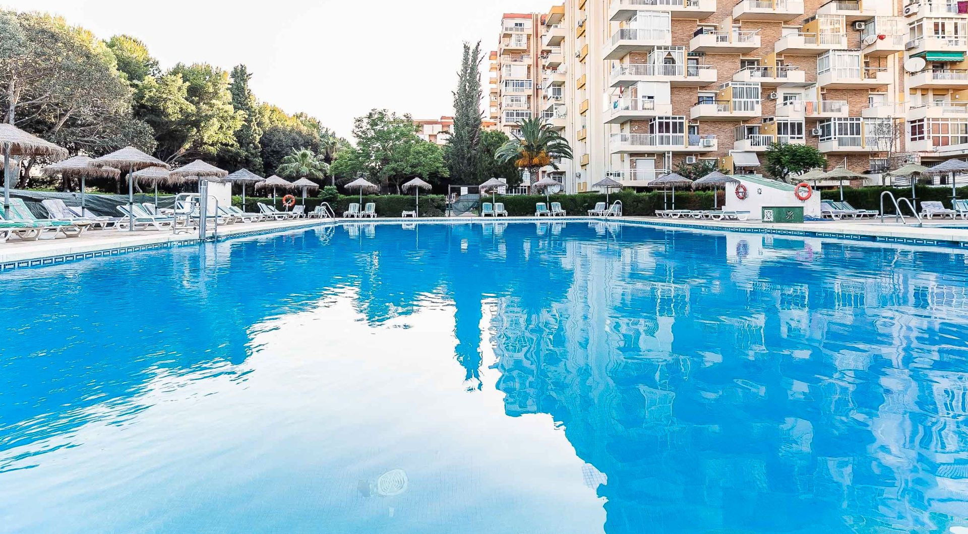 Piscina de Estudio en venta en Benalmádena con Terraza, Amueblado y Piscina comunitaria