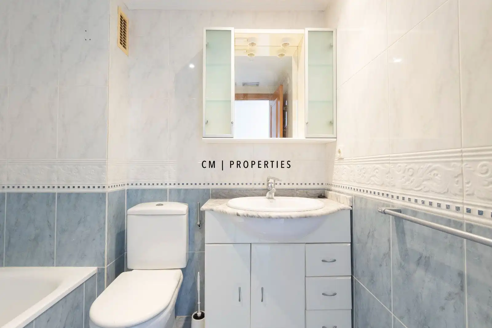 Bathroom of Flat for rent in Valencia  with Air Conditioner, Heating and Terrace