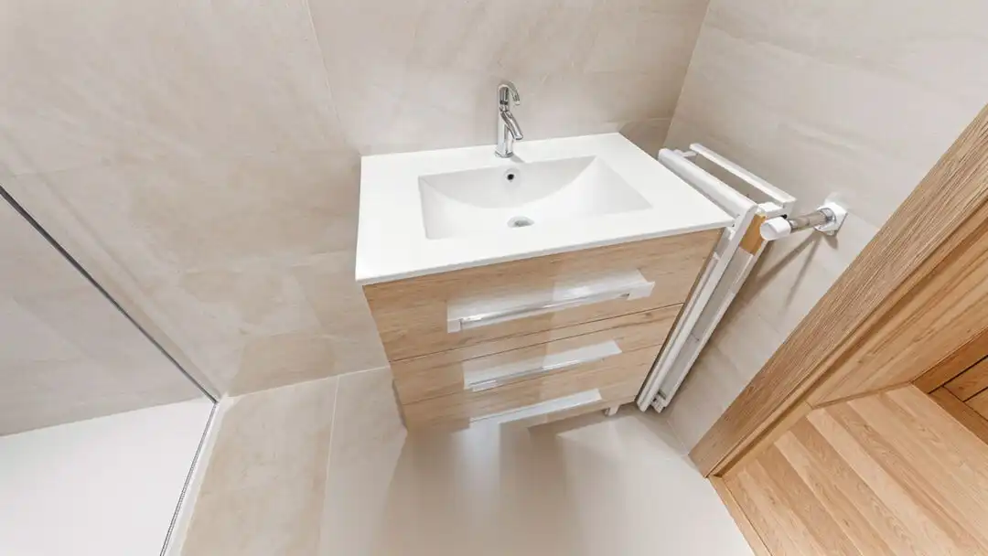 Bathroom of Flat for rent in Madrid  with Air Conditioner, Heating and Private garden