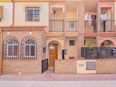 Maison mitoyenne avec balcon à vendre à Híjar