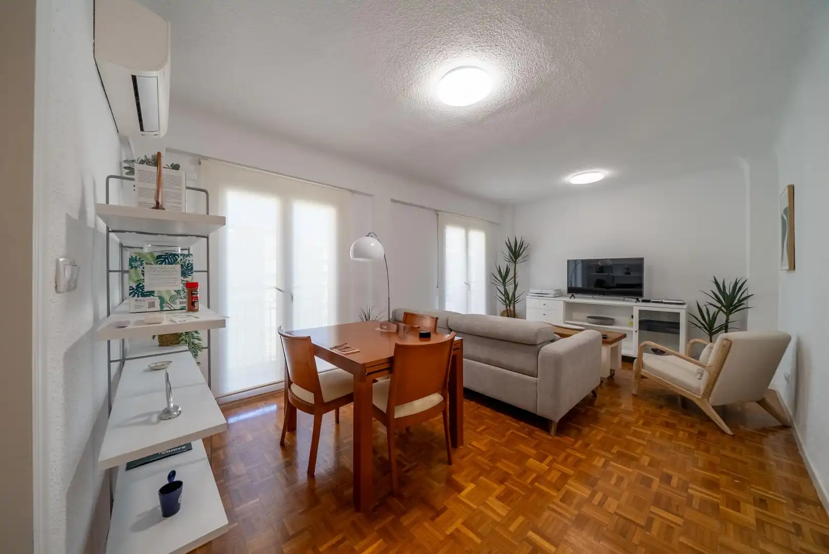 Sala d'estar de Apartament de lloguer en Alicante / Alacant amb Moblat i Balcó