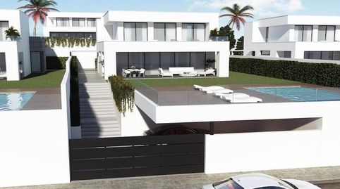 Moderna villa de 4 dormitorios con piscina privada y jardín en La Duquesa