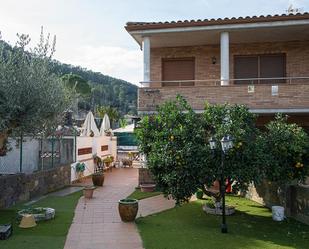 Vista exterior de Casa adosada en venda en Corbera de Llobregat amb Calefacció, Jardí privat i Terrassa